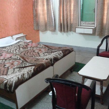 Radiant Ymca Tourist Hostel Varanasi Habitación foto