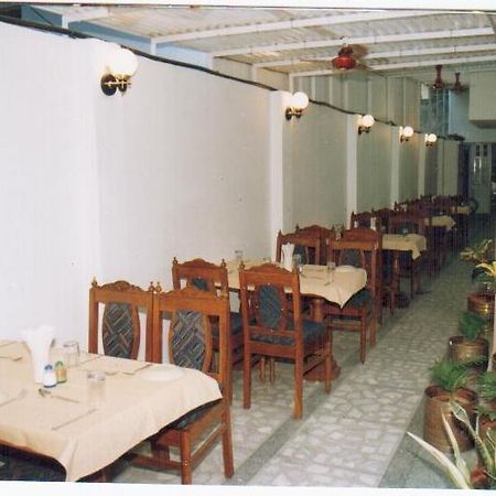 Radiant Ymca Tourist Hostel Varanasi Exterior foto