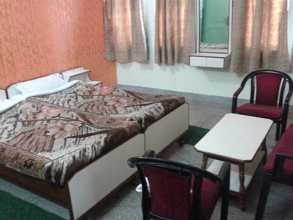 Radiant Ymca Tourist Hostel Varanasi Habitación foto
