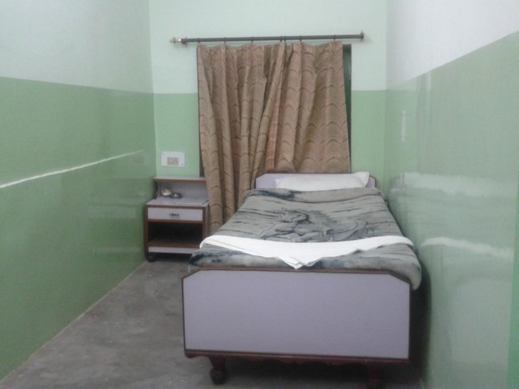 Radiant Ymca Tourist Hostel Varanasi Exterior foto