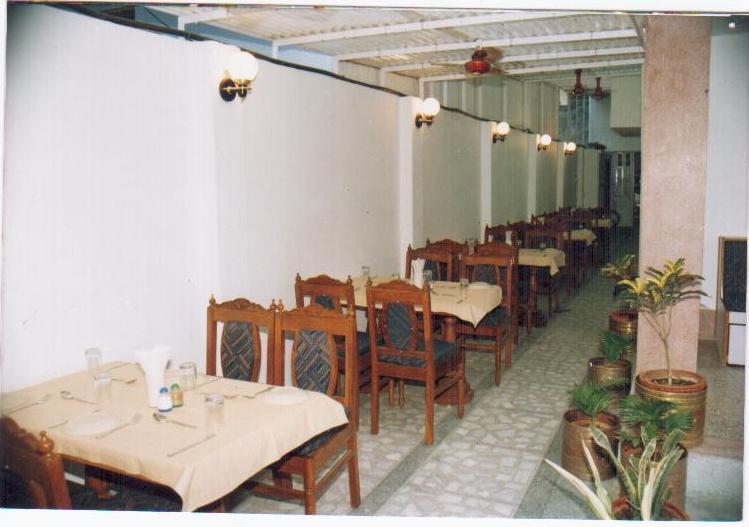 Radiant Ymca Tourist Hostel Varanasi Exterior foto