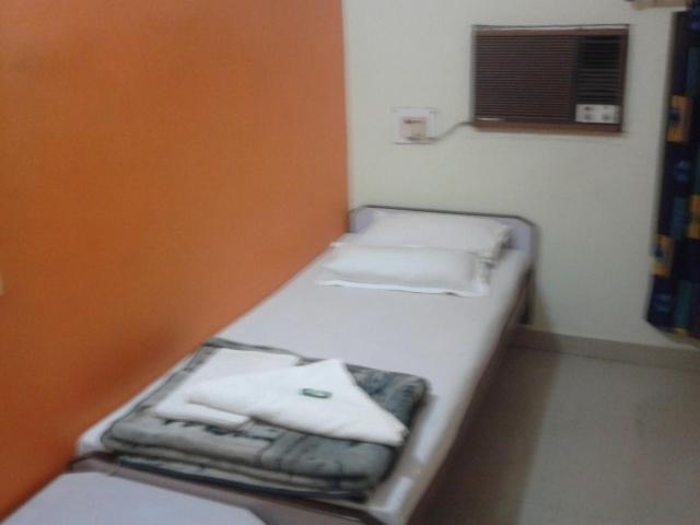 Radiant Ymca Tourist Hostel Varanasi Habitación foto